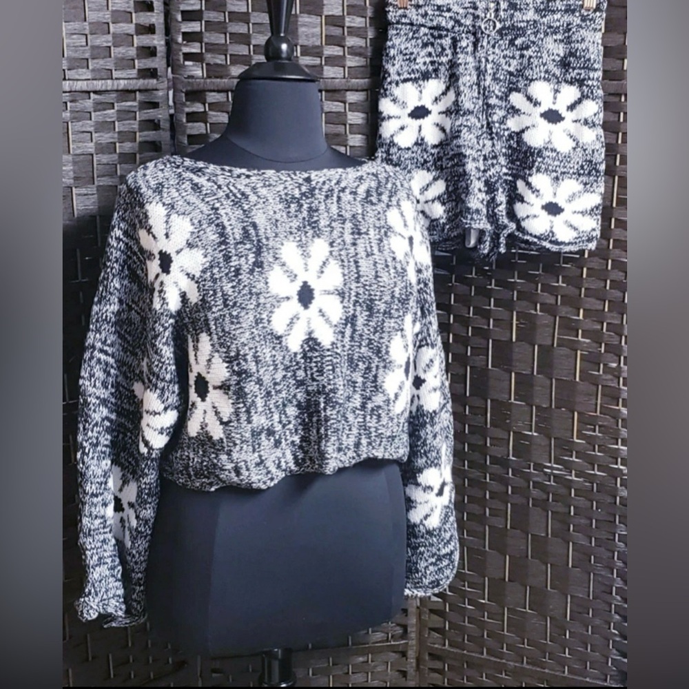 STORIA FLORAL SWEATER SET (BLACK/WHITE) - Picture 2 of 16